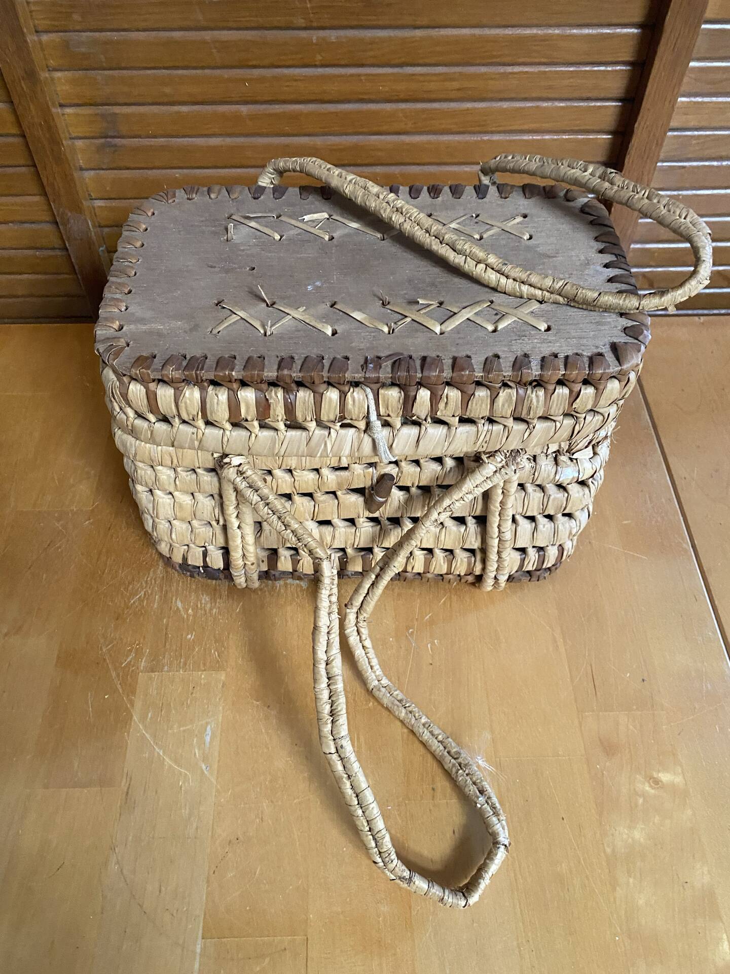 Old Basket Natural Woven Fibre + Wooden Lid Double Handle Wine