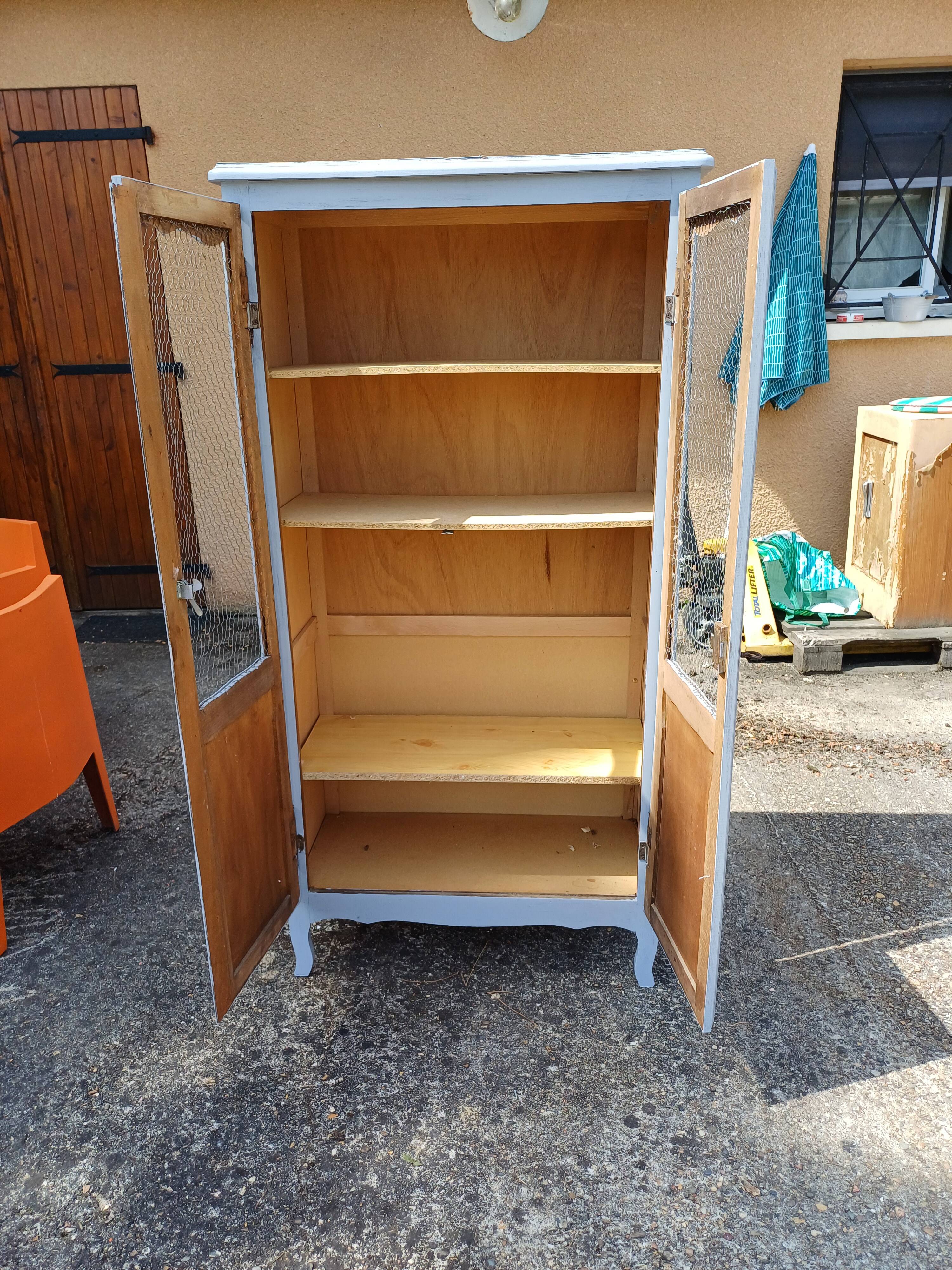 Armoire bibliothèque cérusée et grillagée
