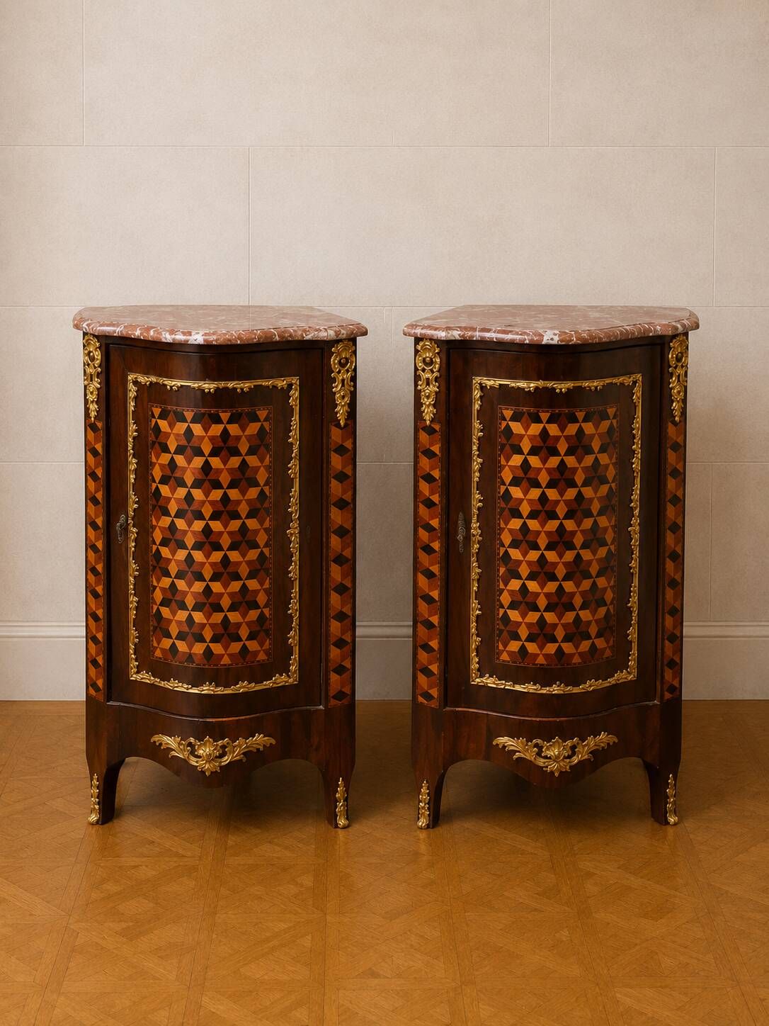 Paire d'encoignures galbées d'époque Louis XV en marqueterie et bronzes dorés