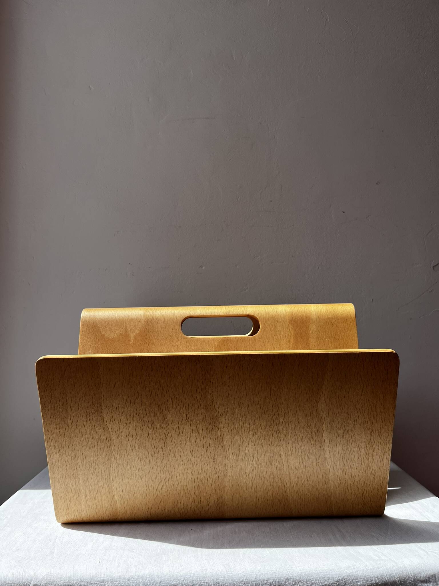 Vintage curved plywood magazine rack, W shape, Alvar Aalto style.