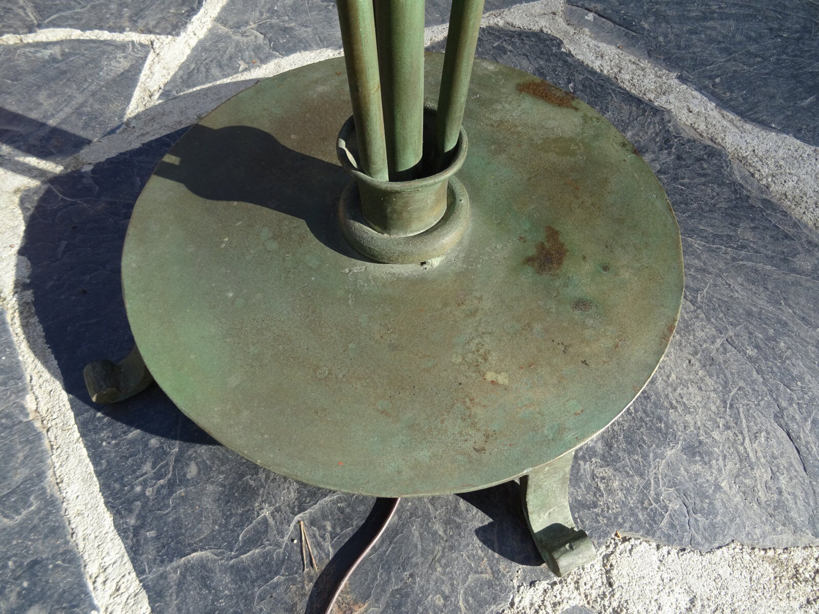 Art deco wrought iron floor lamp with arrows