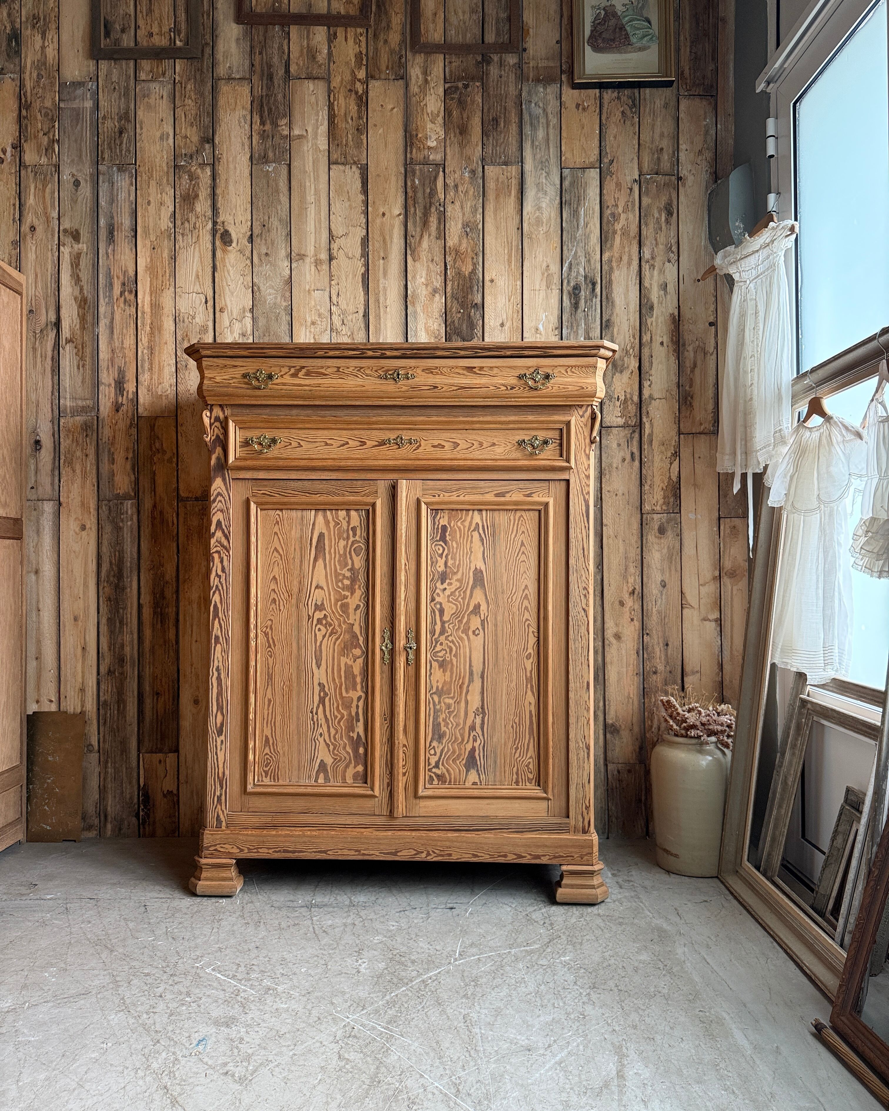 Grand Louis-Philippe buffet in pitch pine (renovated)