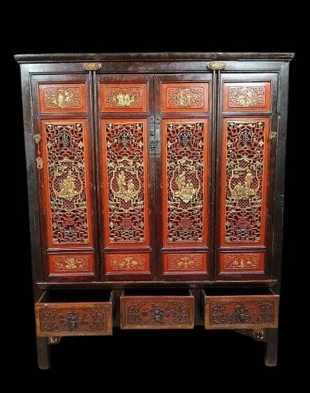 China 19th century: Red lacquer cabinet with gilding from the Qing Dynasty.
