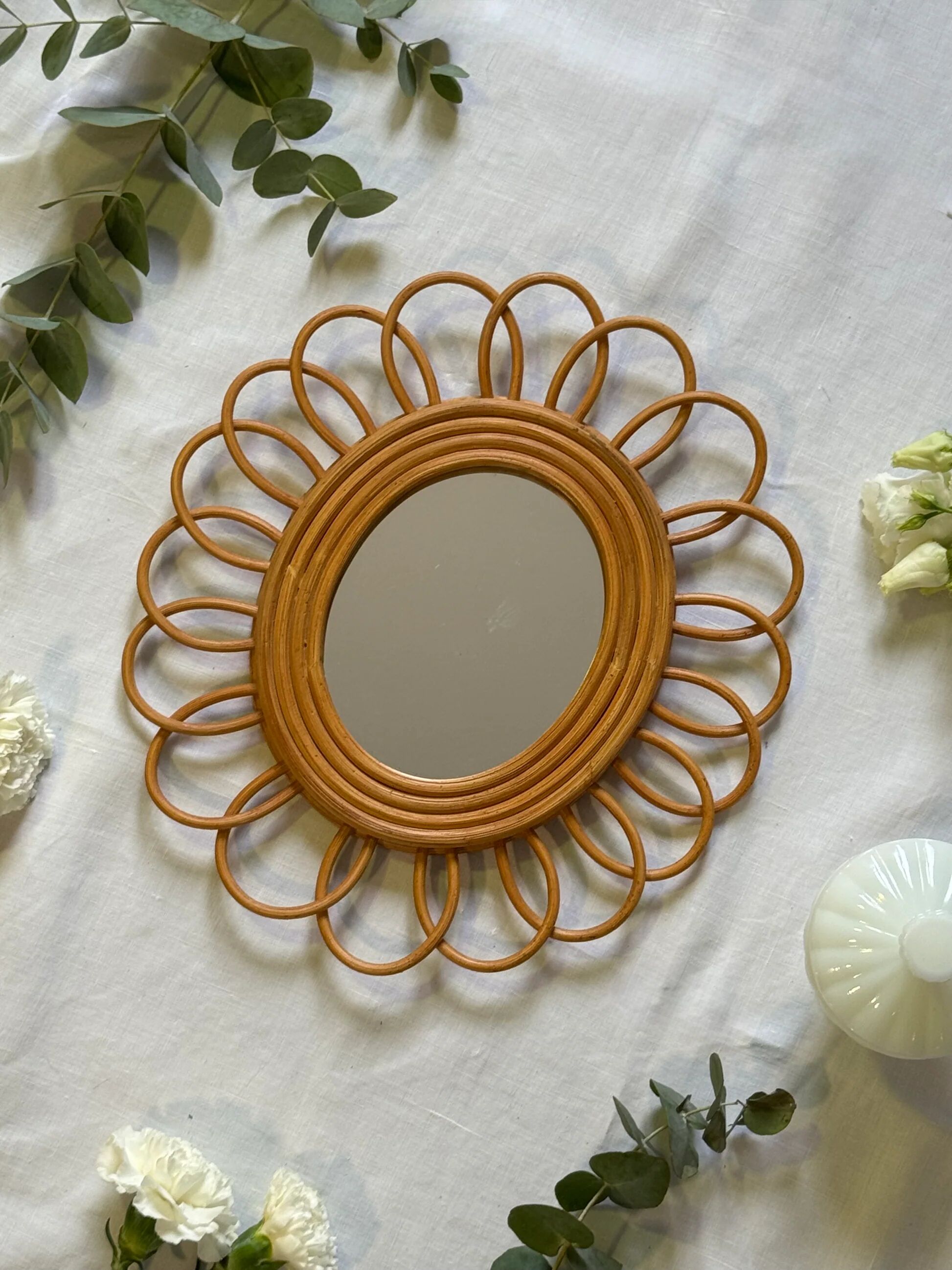 Rattan flower mirror