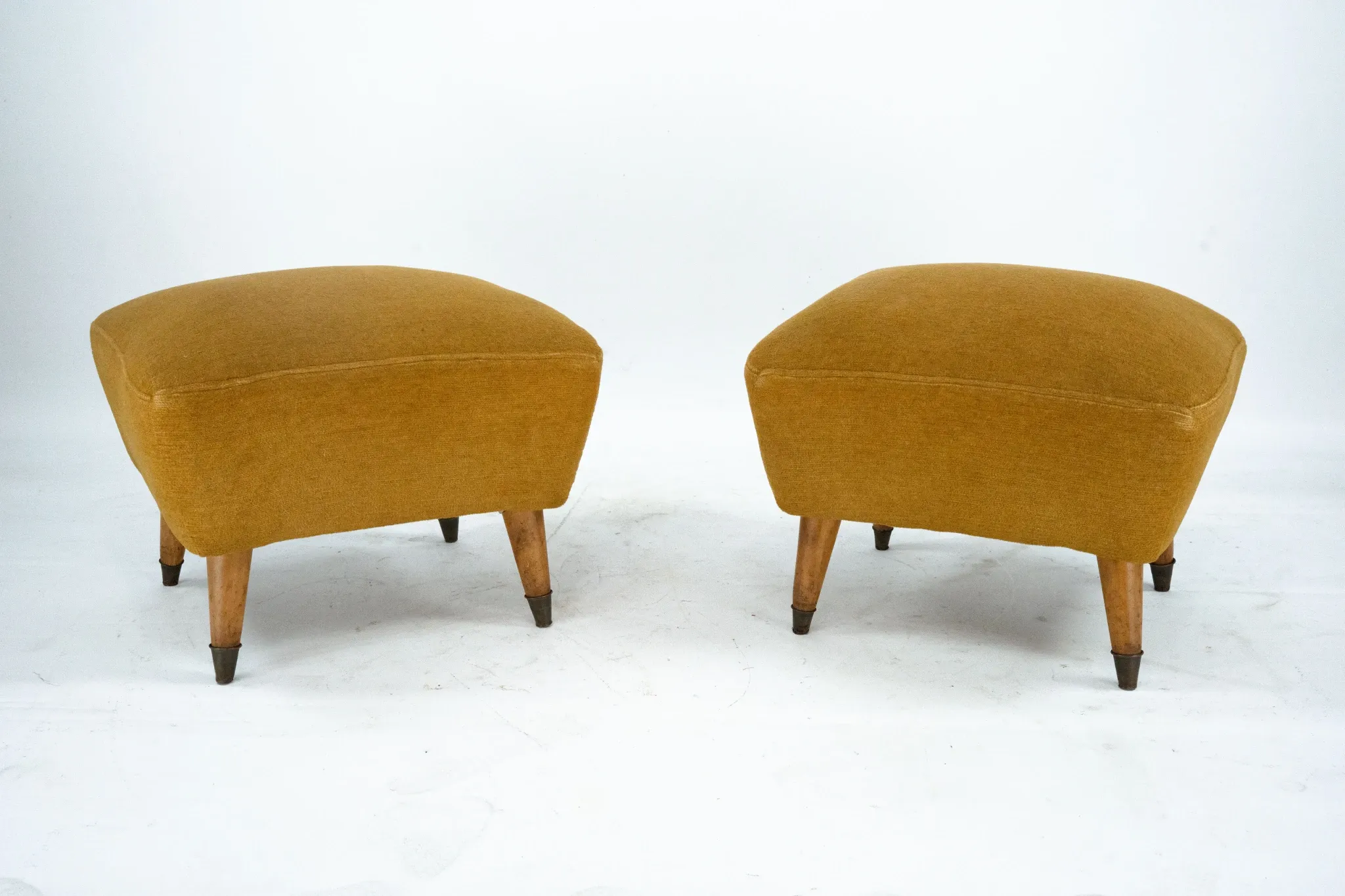 Italian Mid-Century pair of ottomans in the style of Gio Ponti. Italy 1950s