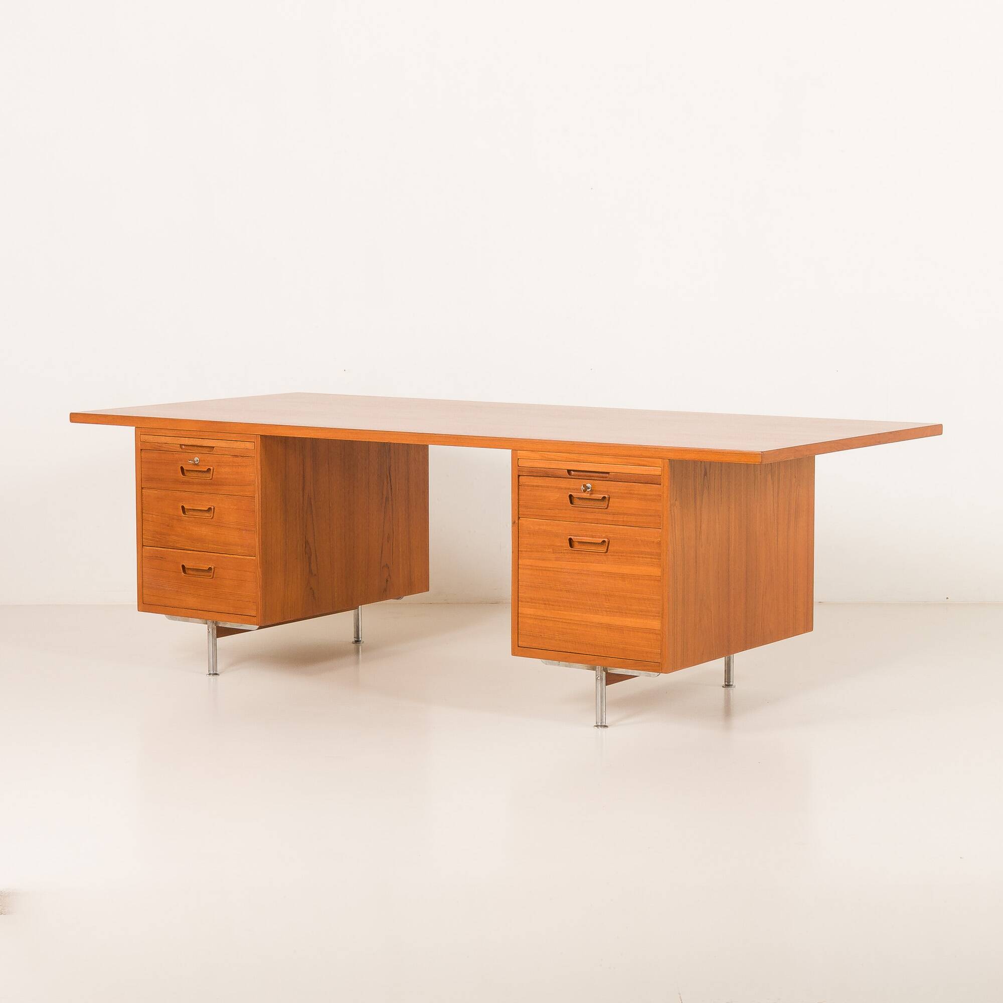 Bureau de direction extra large en teck, style danois du milieu du XXe siècle, années 1970
