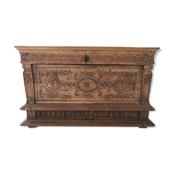 Antique coffre en bois sculpté avec motif végétal période renaissance
