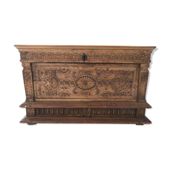 Antique coffre en bois sculpté avec motif végétal période renaissance