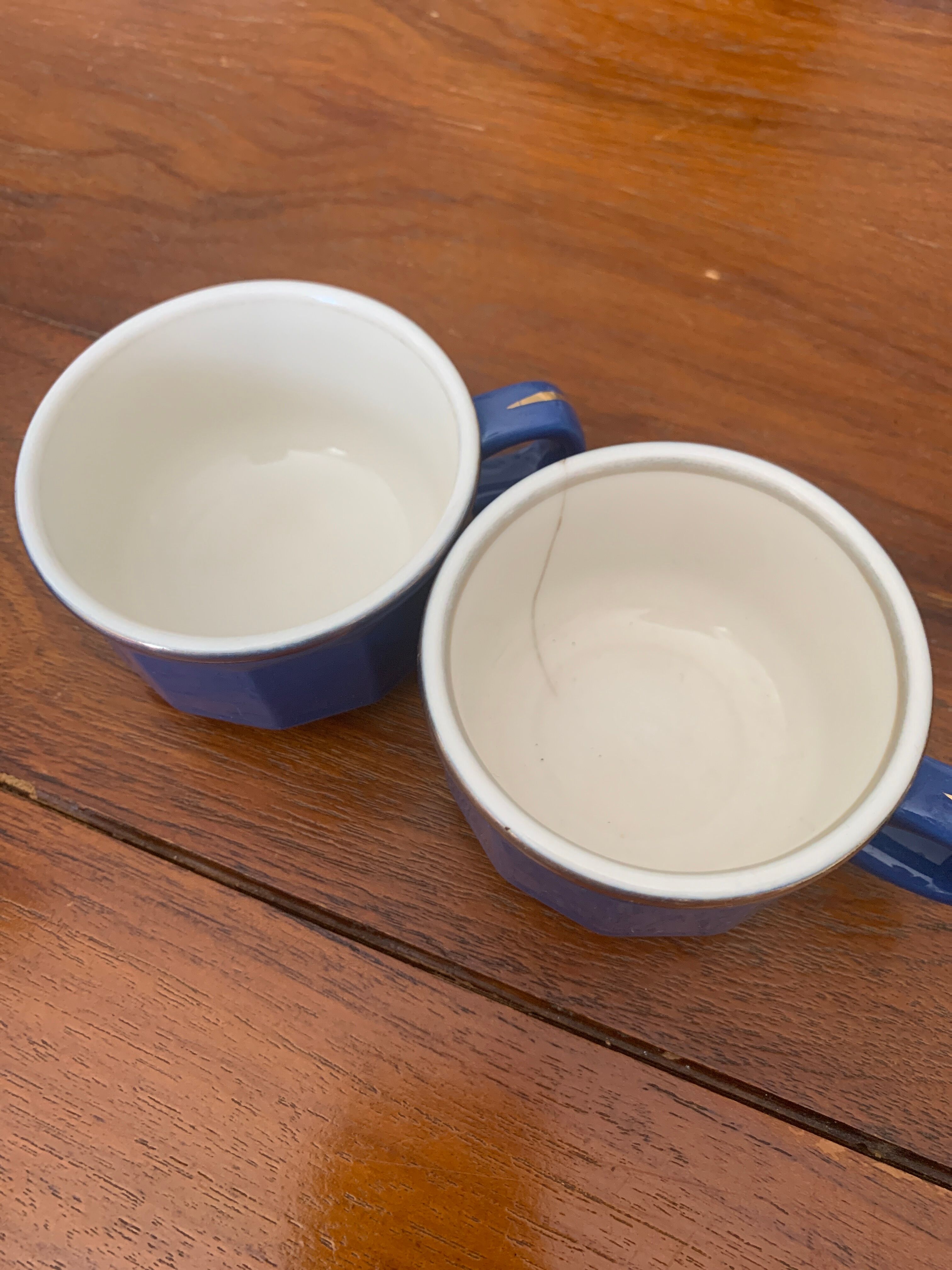 2 coffee cups and saucers