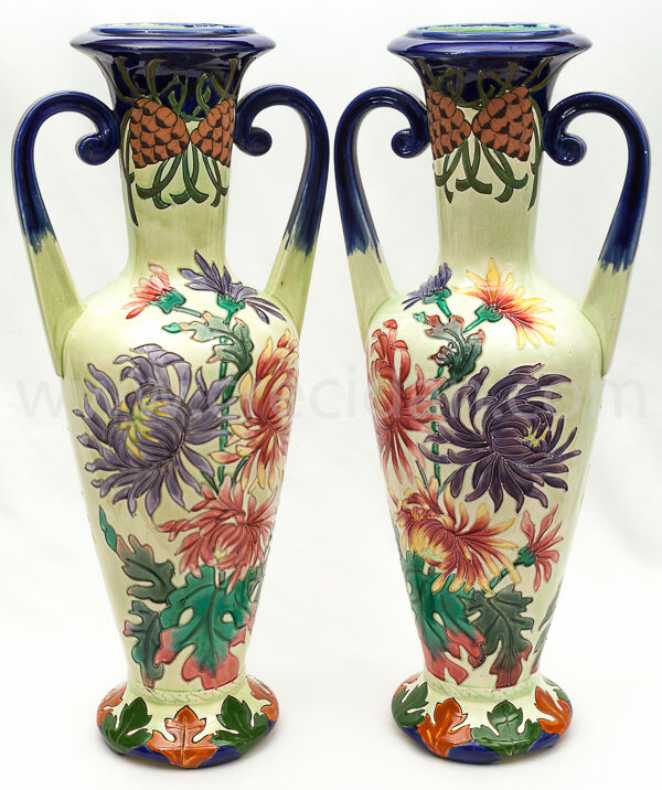 Paire d’amphores Longchamp 1370