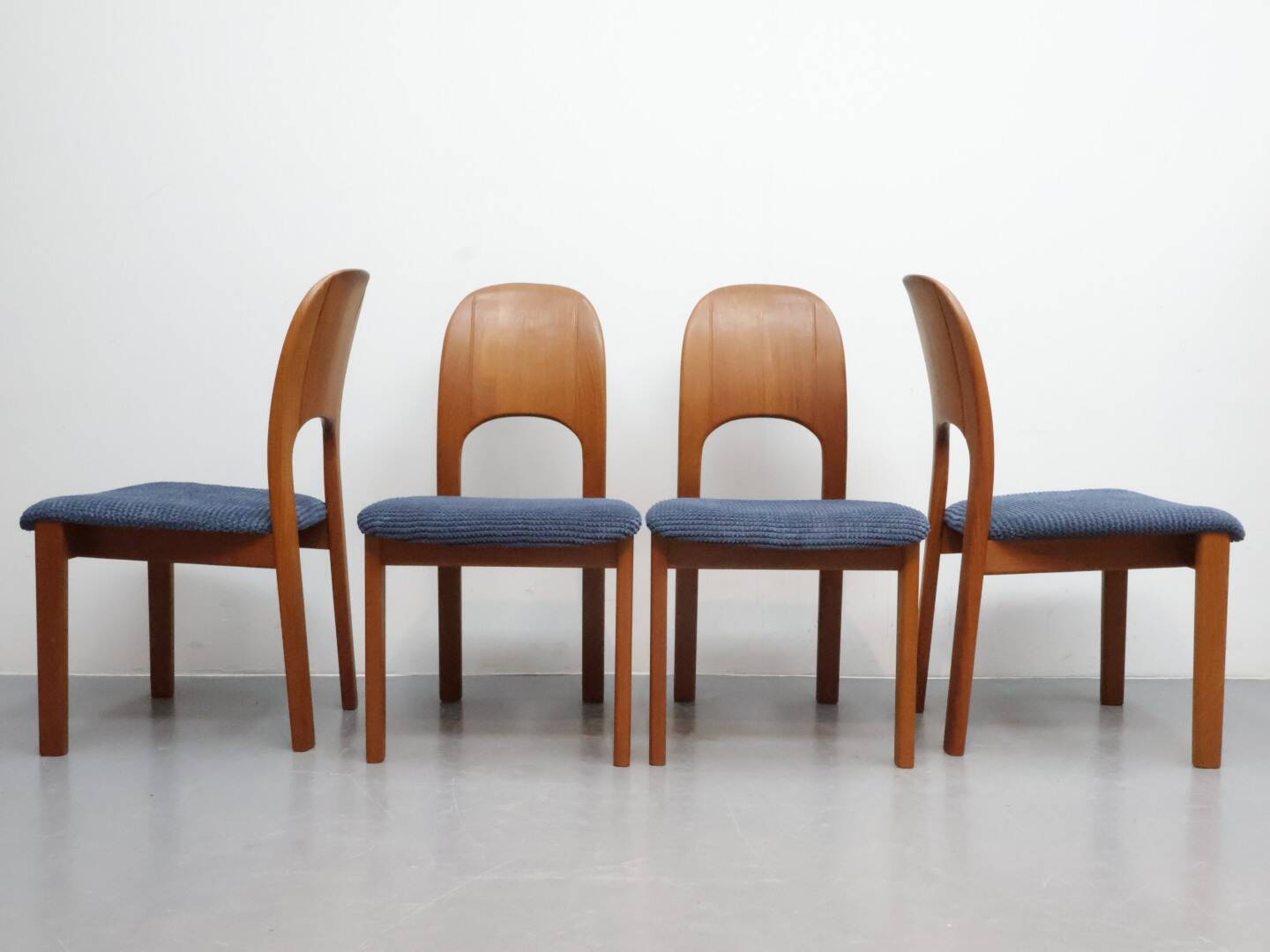Vintage eetkamerstoelen Holstebro Denmark Teakhout nieuwe stoffering blauw
