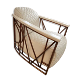 Fauteuil Ennio en cuir matelassé blanc, structure en acier inoxydable cuivré