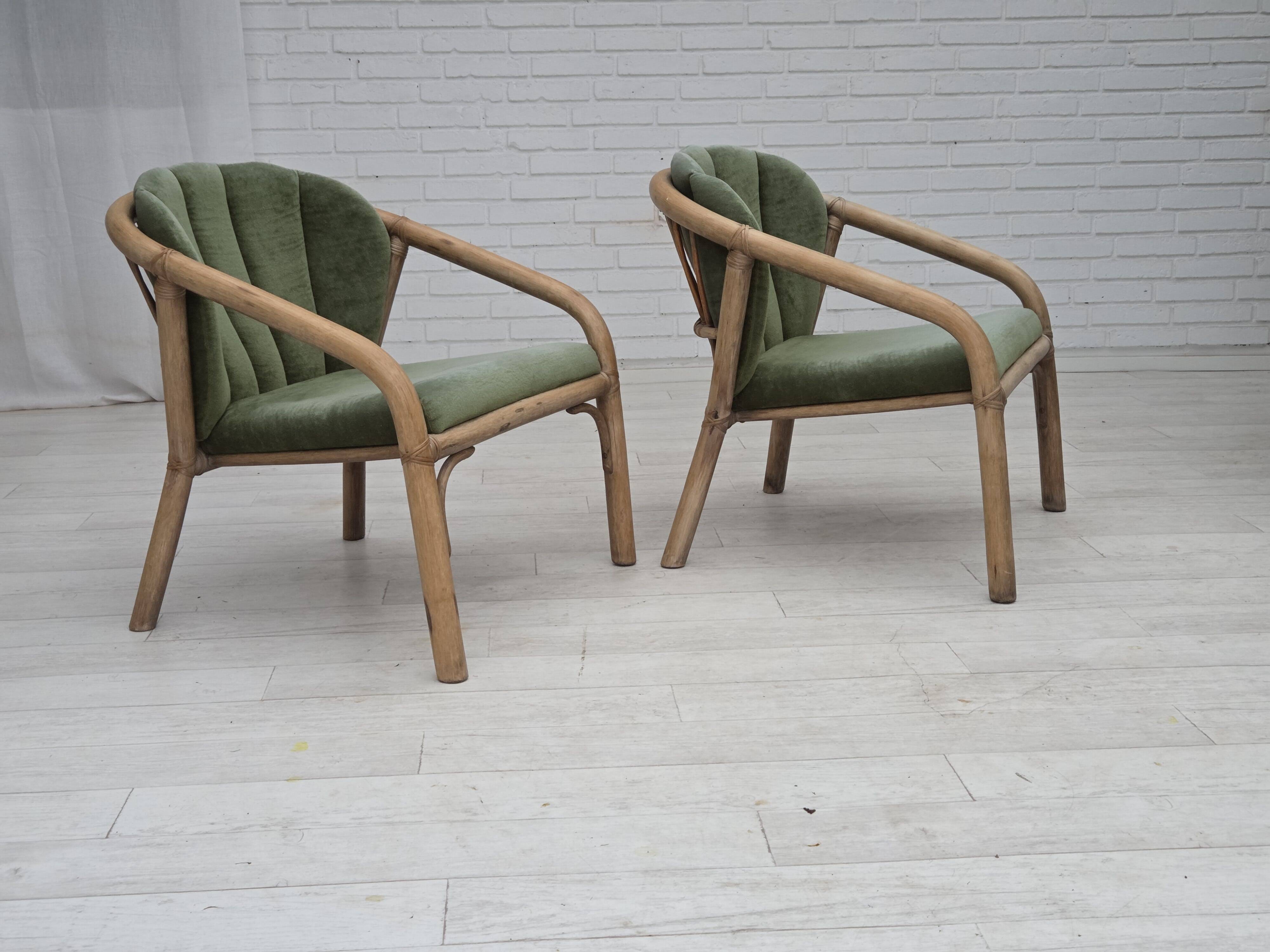 Années 1970, paire de fauteuils lounge scandinaves, mobilier en velours et rotin