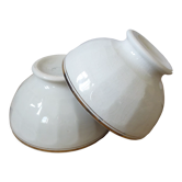 2 bowls in plain earthenware with a golden border