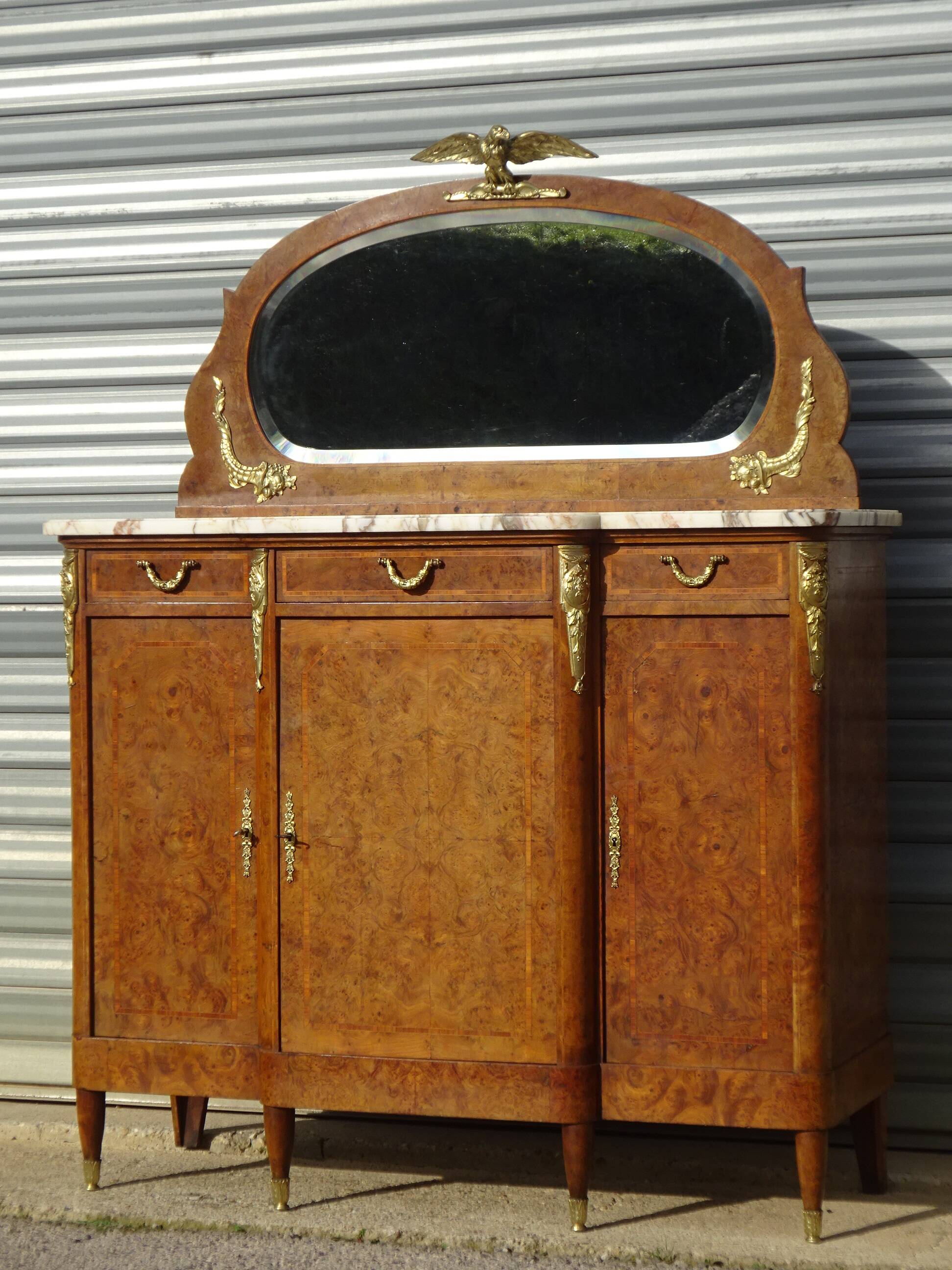 Très ancien buffet Louis XVI avec marbre, miroir et bronze