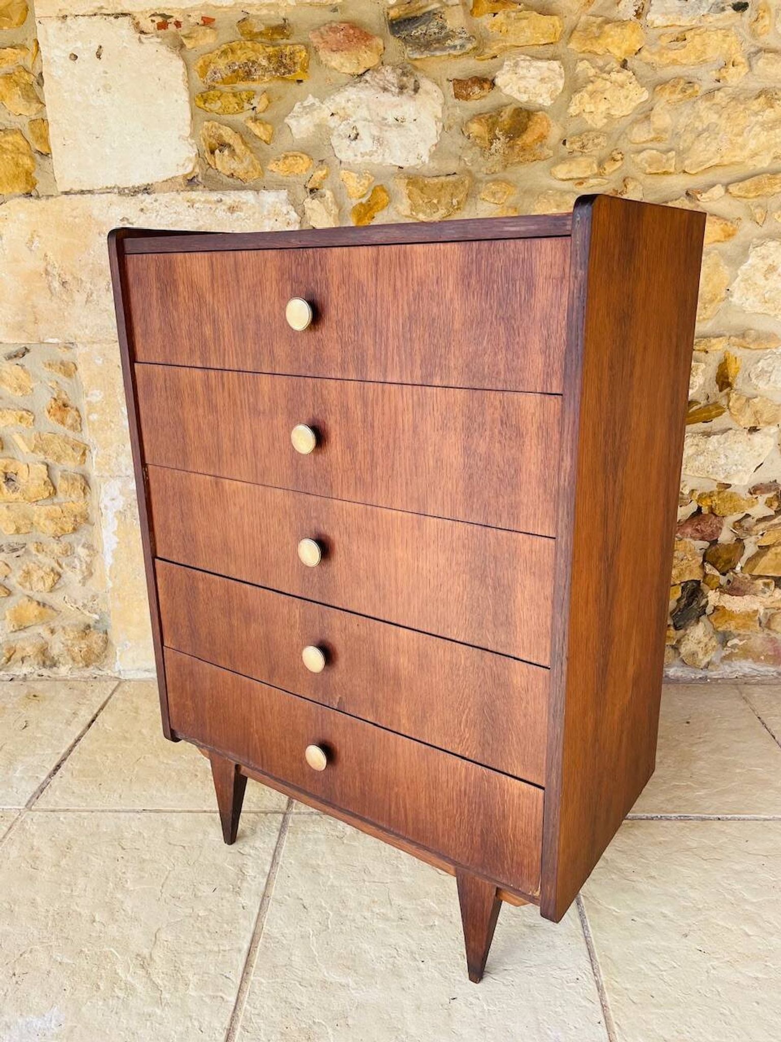 Vintage high chest of drawers in oak with 5 drawers, circa 1950s.