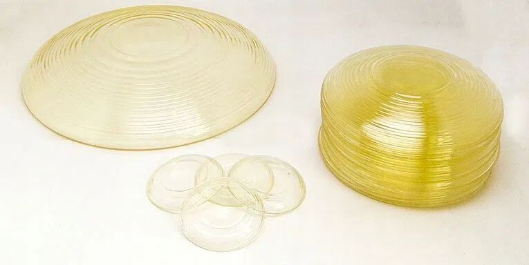 10 assiettes, un grand plat central et 4 sous-verres
