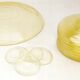 10 assiettes, un grand plat central et 4 sous-verres