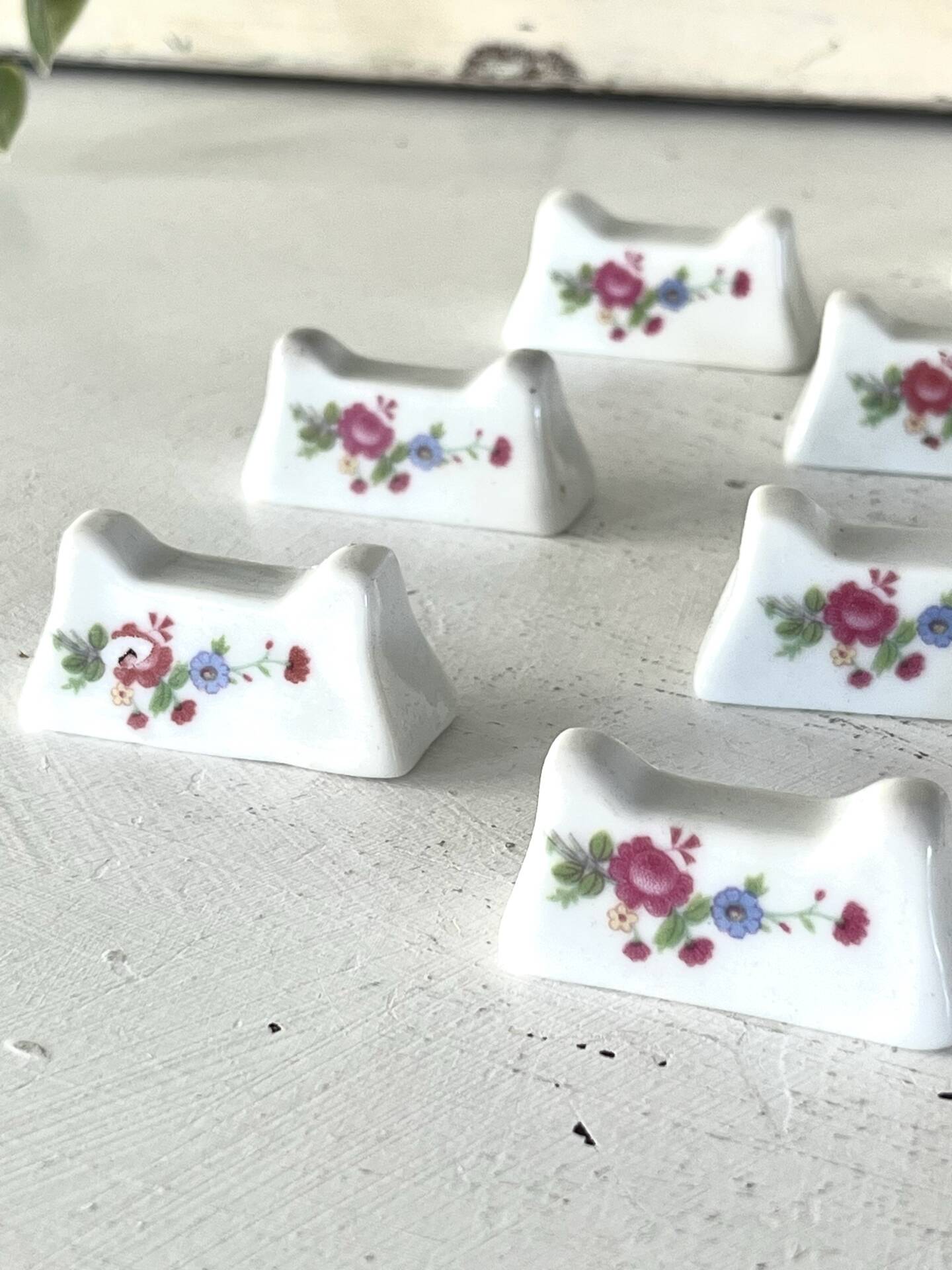 Ensemble de 12 repose-couteaux en porcelaine française avec motifs floraux