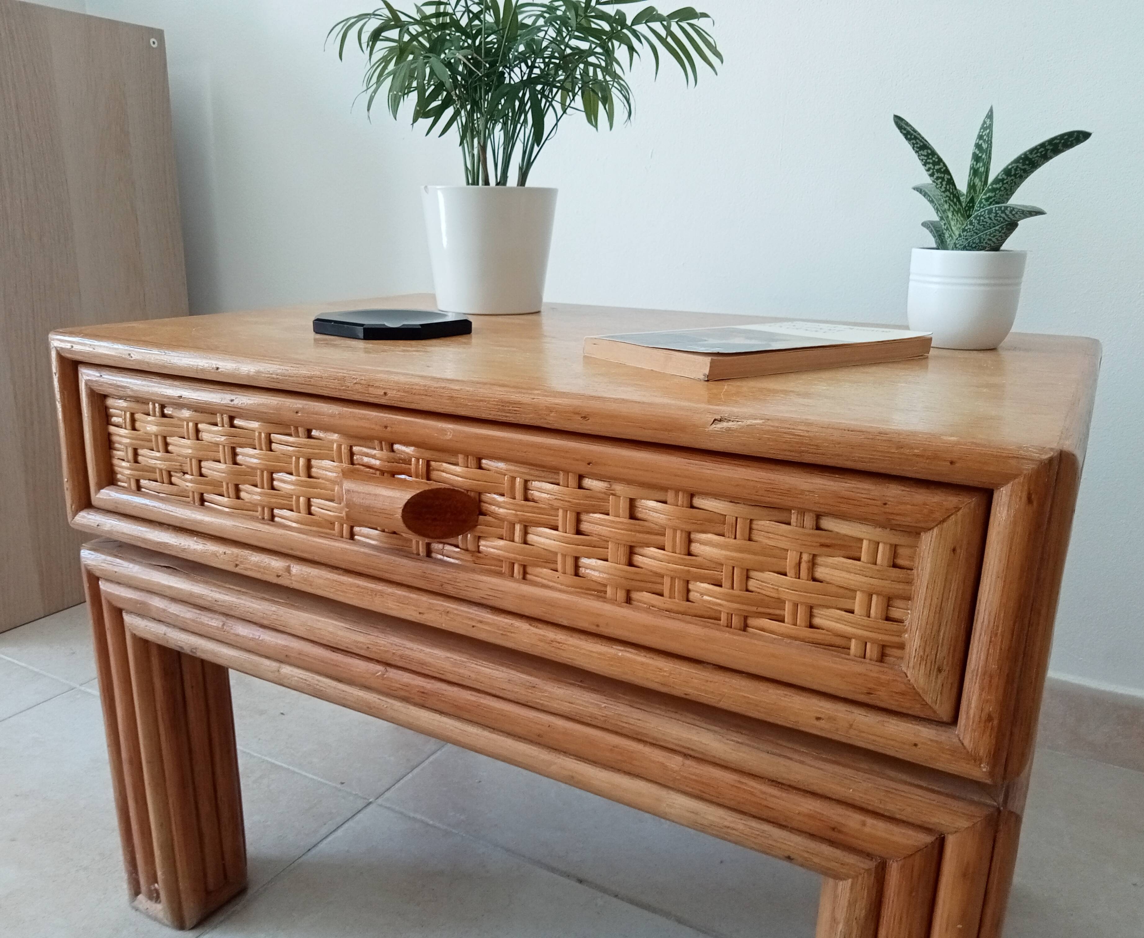 Vintage side table in bamboo and rattan from the 1970s.