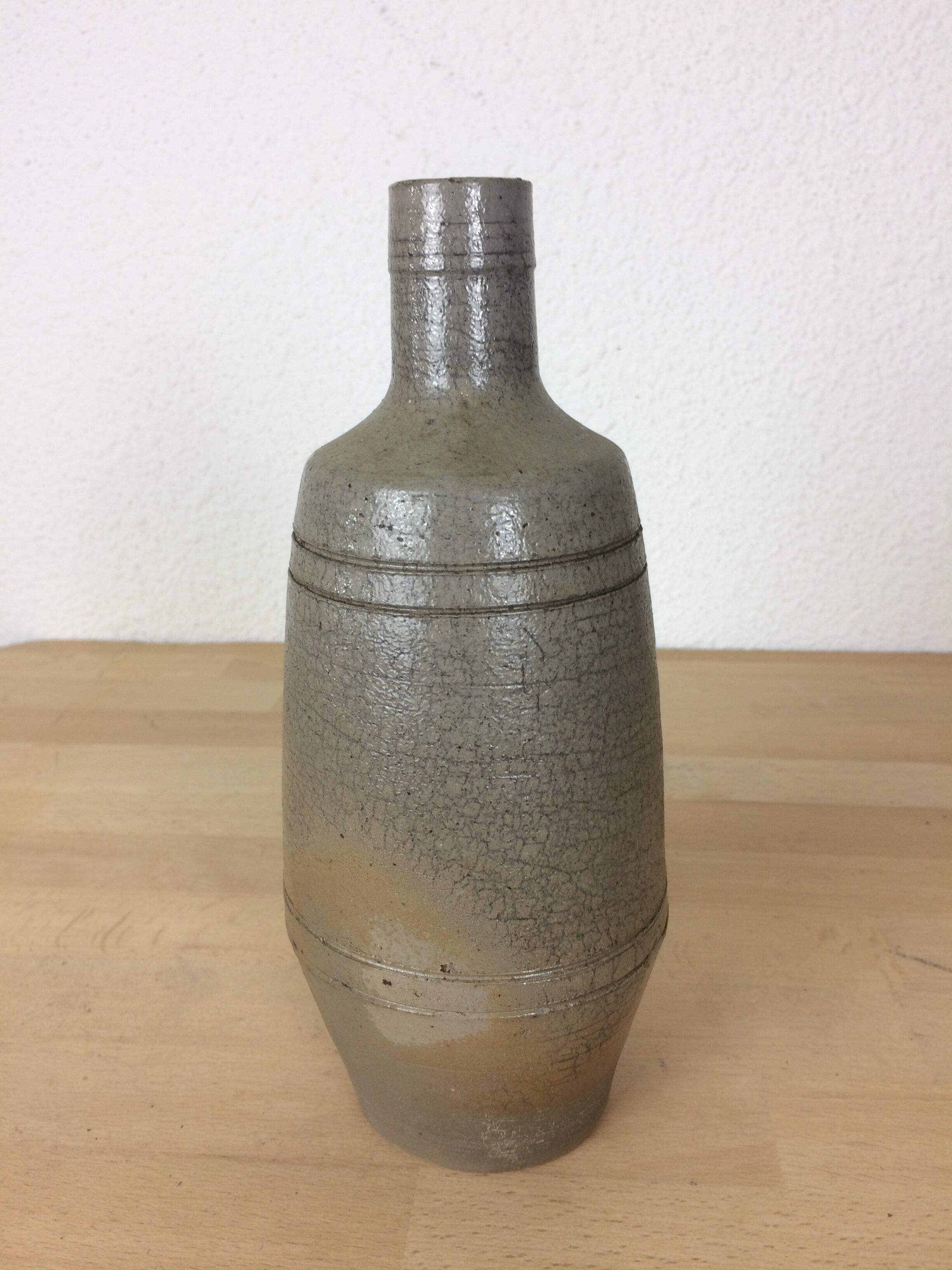 Bottle-shaped sandstone soliflore vase