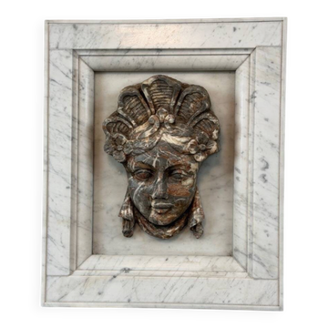 Mascaron féminin en marbre gris des Ardennes d’époque Régence, XVIIIème siècle
