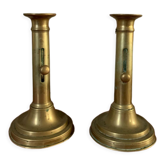 Bougeoirs à poussoirs en laiton