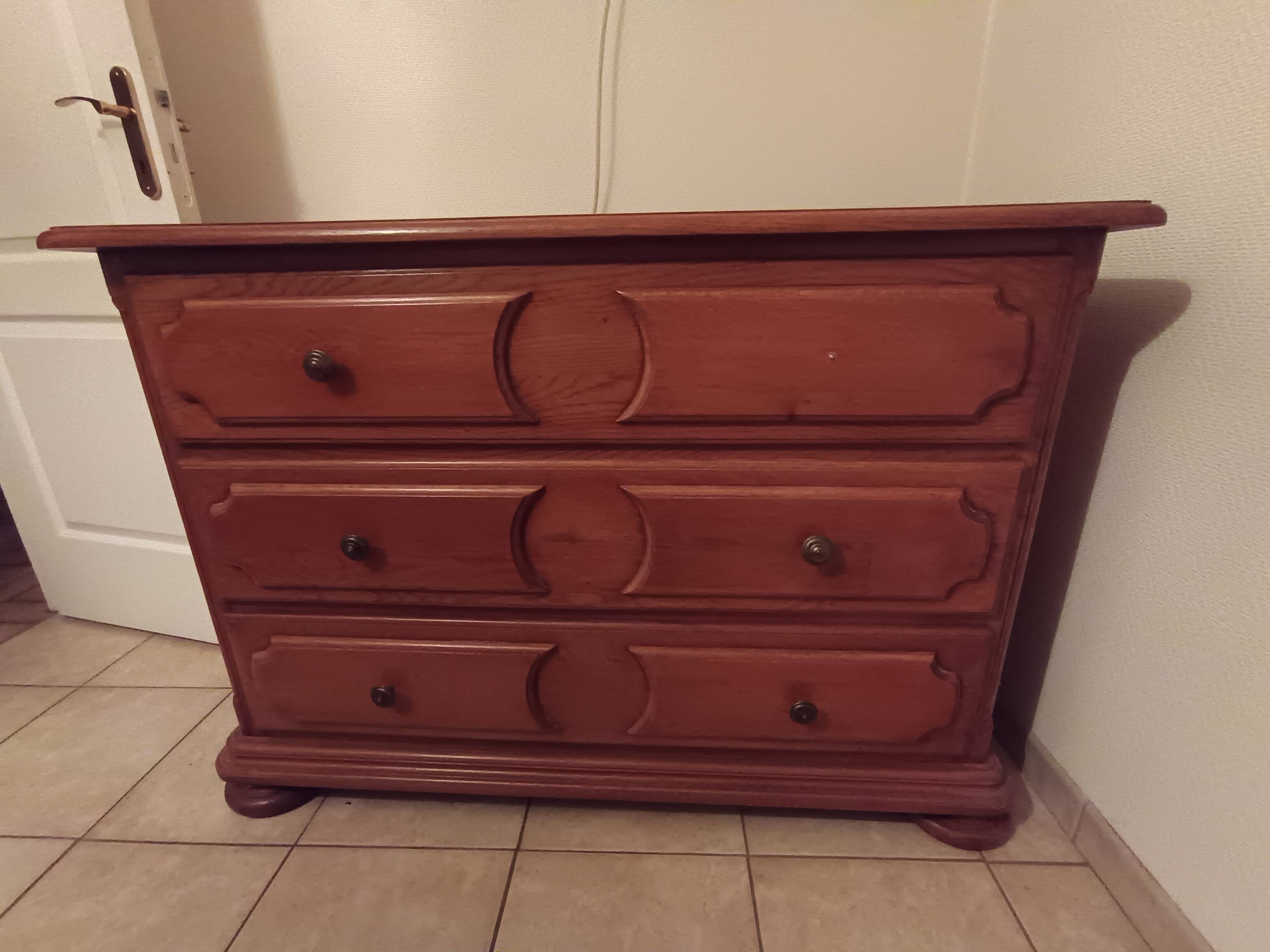 Wooden chest of drawers