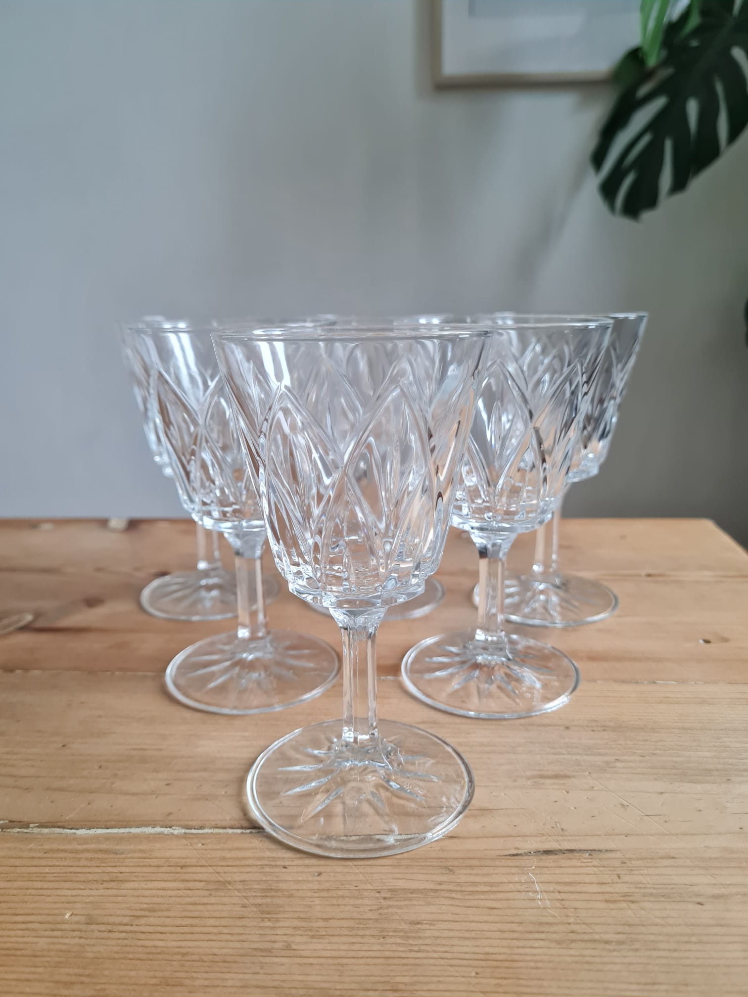 Service of 6 chiseled wine glasses