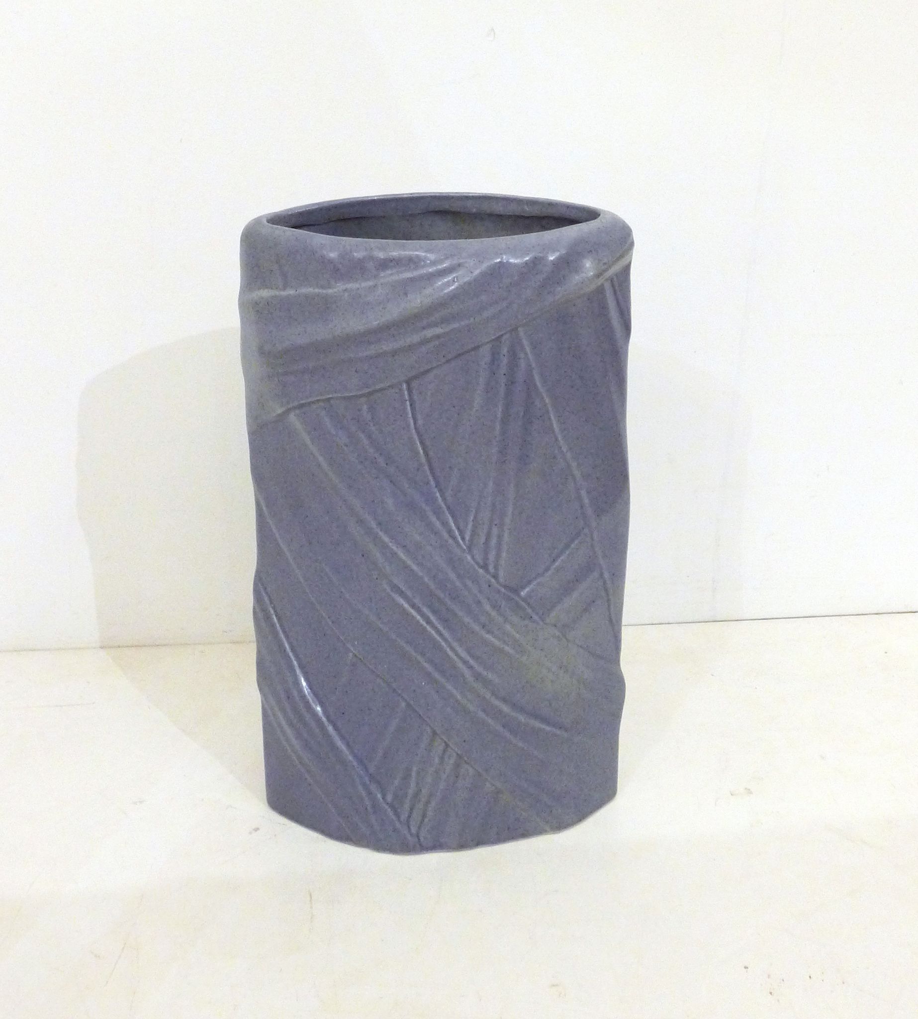 Vase mauve, rubans drapés en relief