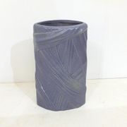 Vase mauve, rubans drapés en relief