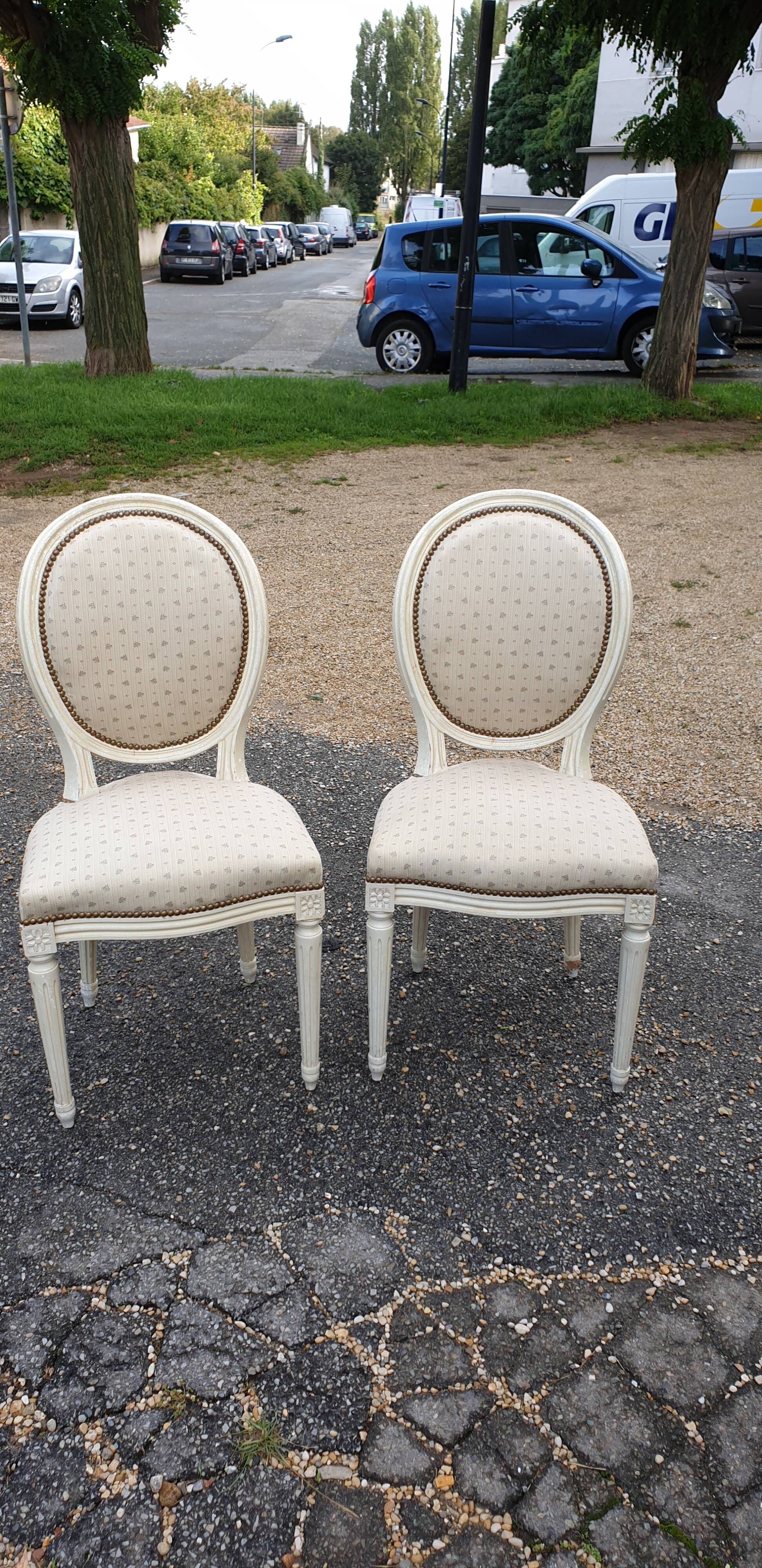Pair of chairs medallion Louis XVl