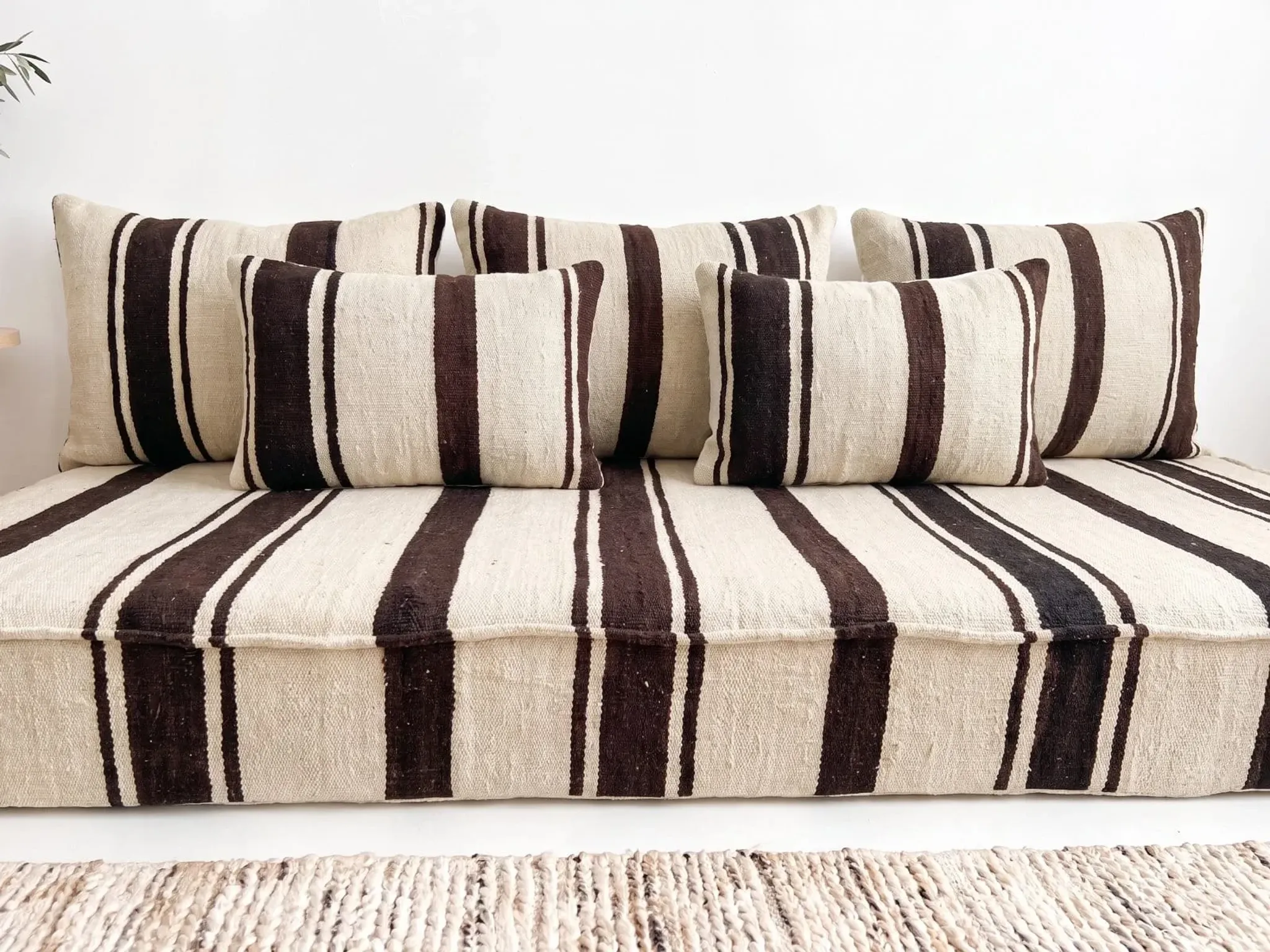 Coussin de sol en kilim rayé marron – laine tissée à la main, base crème
