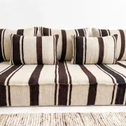 Coussin de sol en kilim rayé marron – laine tissée à la main, base crème