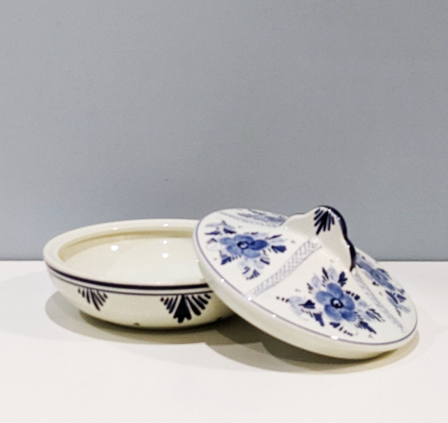 Vintage ceramic box ' 60. Delft. In perfect condition.