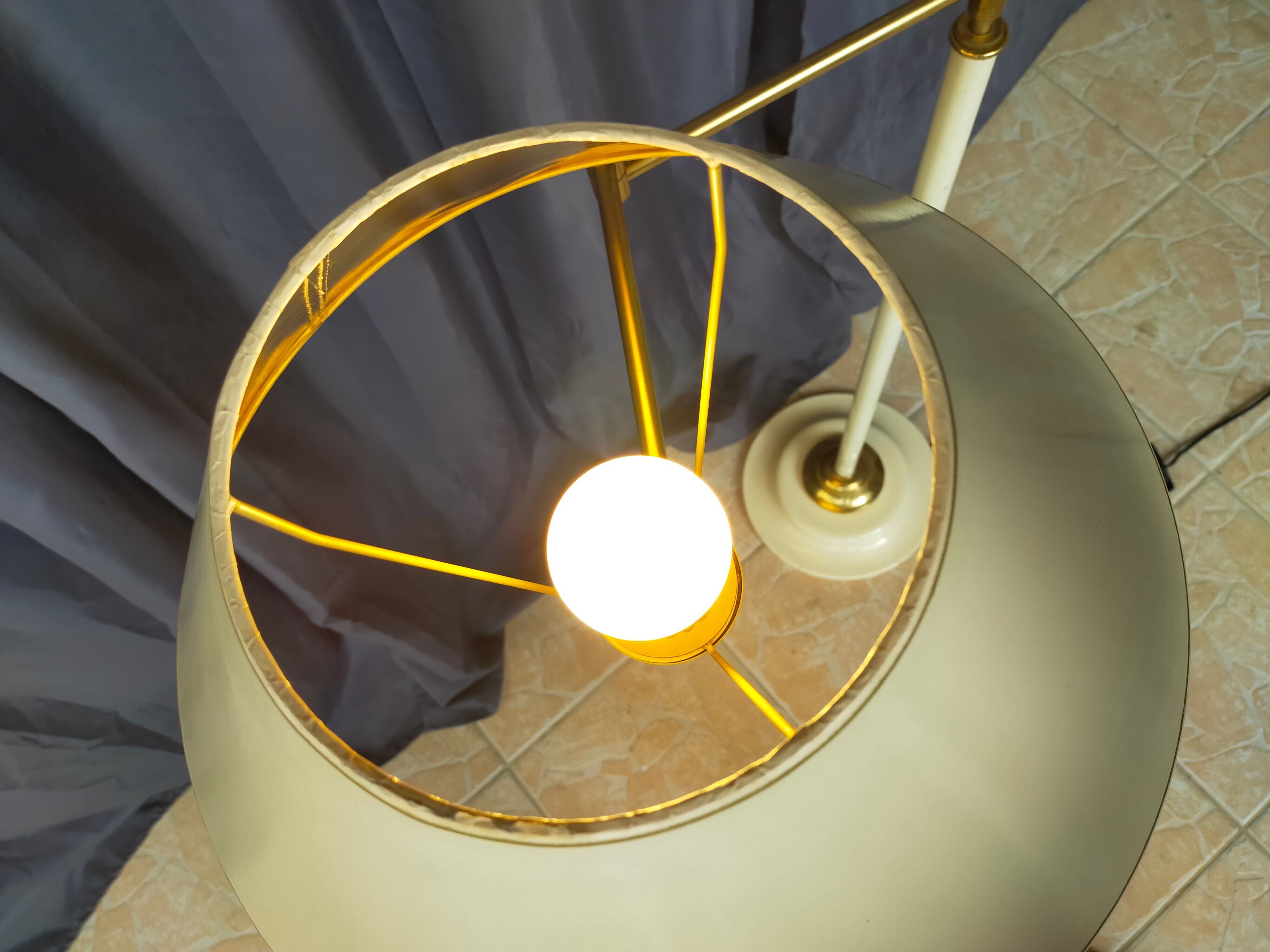 Articulated floor lamp 1950 design in metal and brass