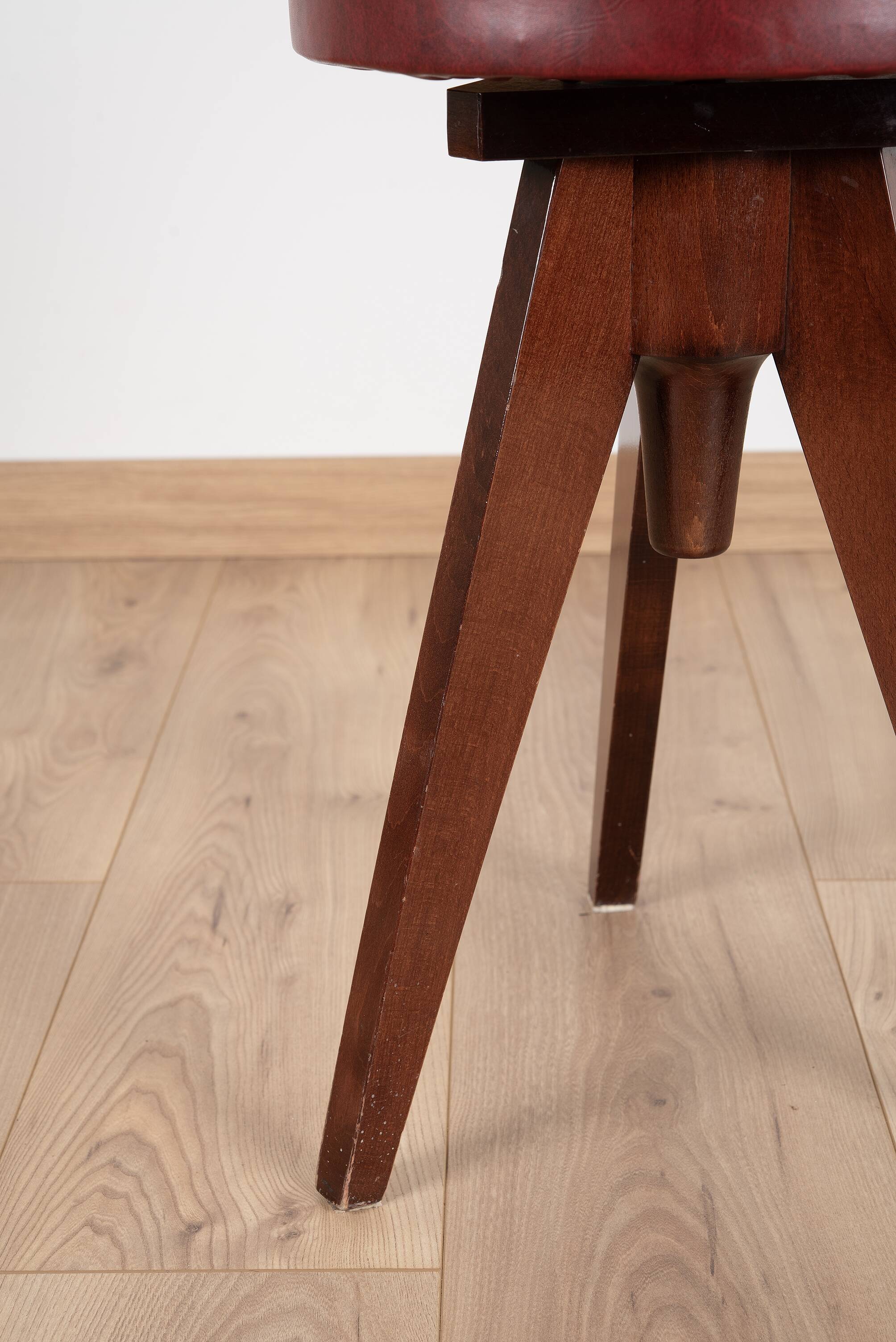 Adjustable piano stool. German design, Reiner Modell