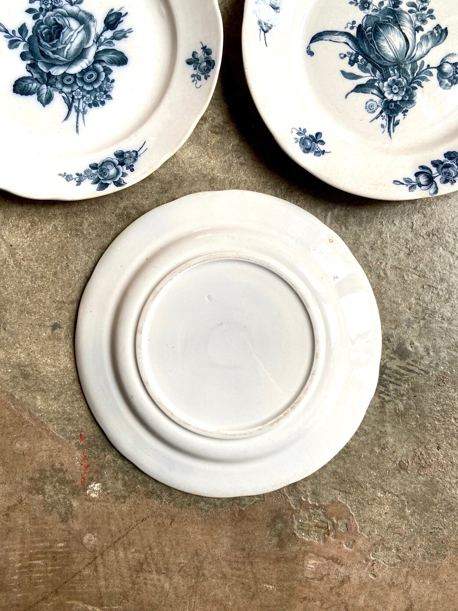 4 assiettes plates en terre de fer blanche et bleue
