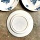 4 assiettes plates en terre de fer blanche et bleue