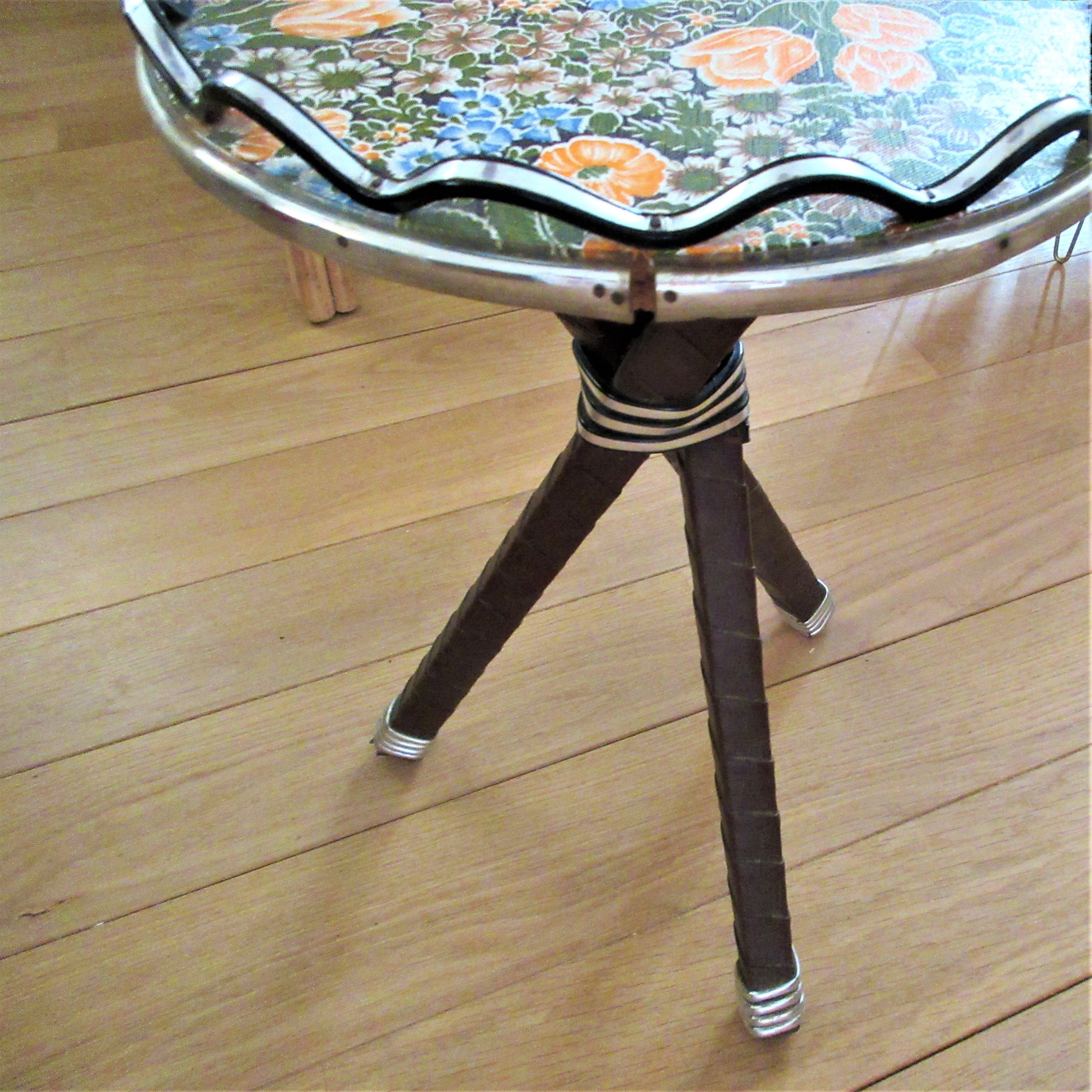 Selette / vintage plant holders tripod floral pattern