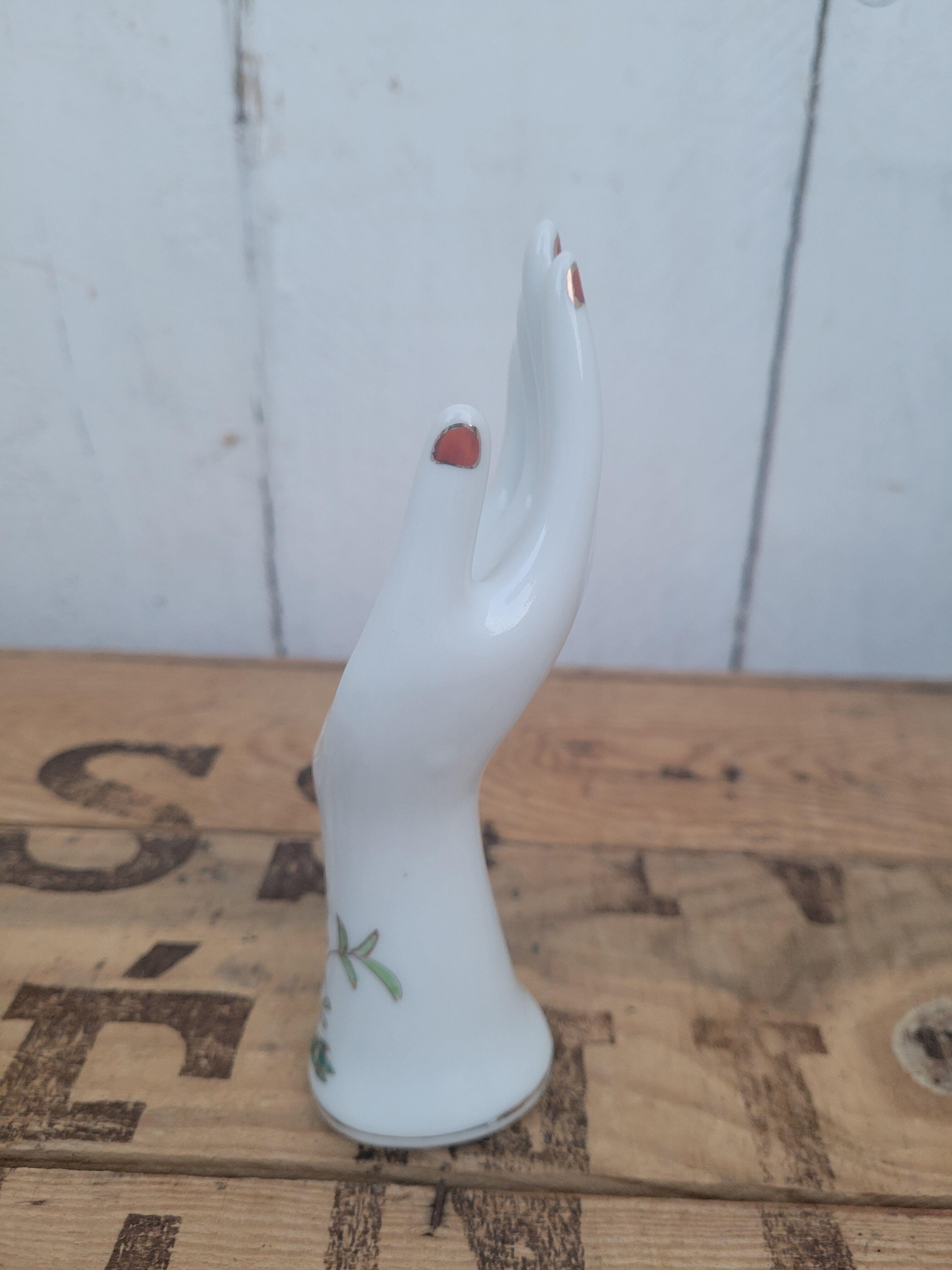 Hand-shaped Baguier