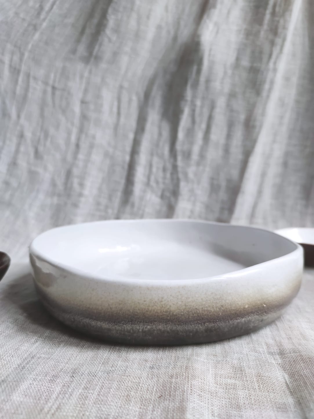 Large dish in white ceramic and earth