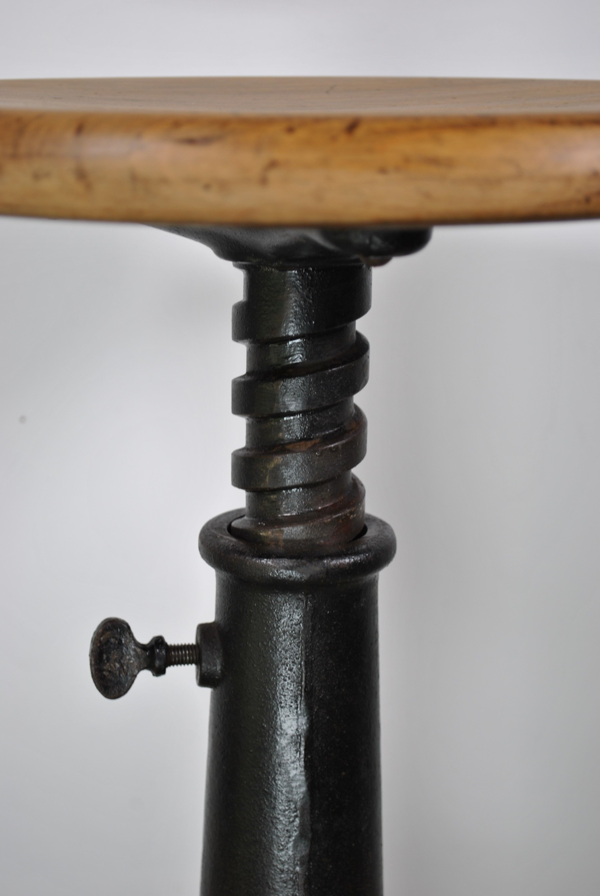 Singer stool 1930