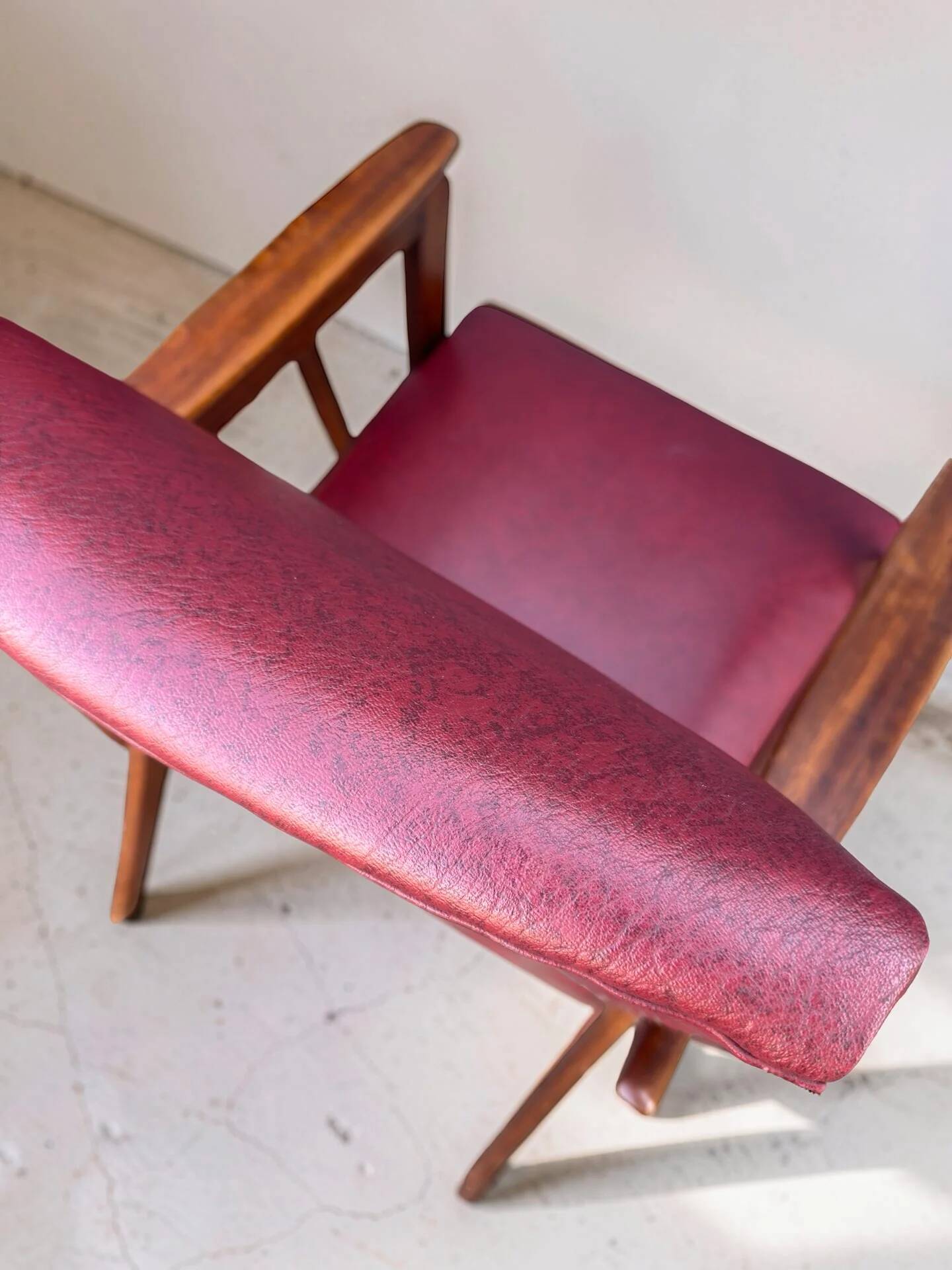 Vintage design armchair set – red skai and teak (1960s)