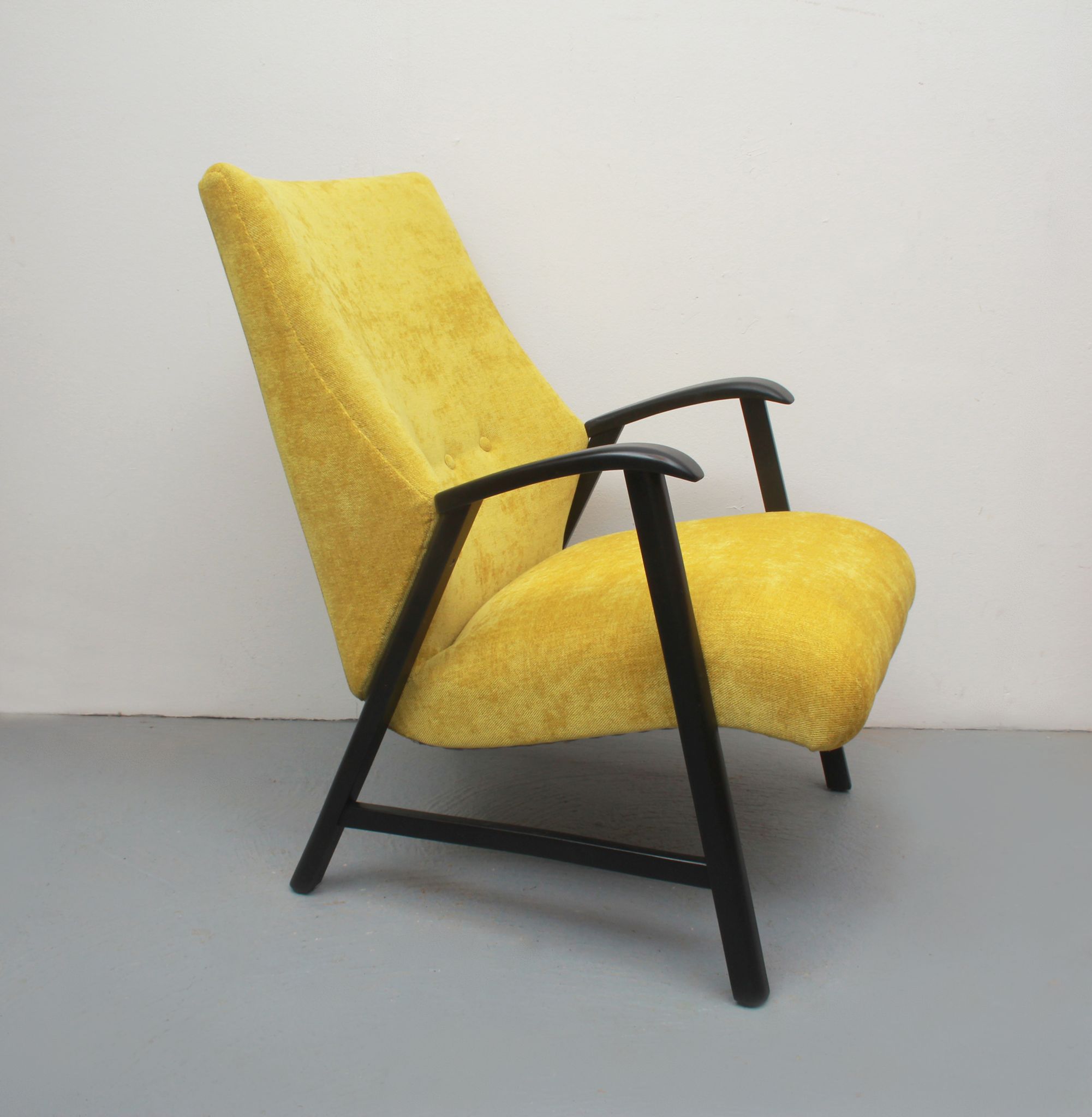 Fauteuil des années 1950 en velours jaune, entièrement restauré