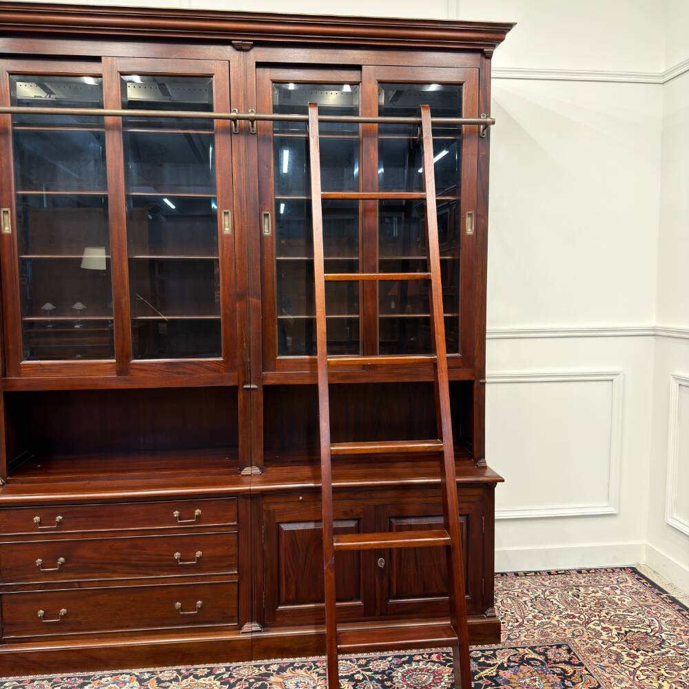 Bibliothèque classique en bois avec vitrine