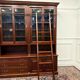 Bibliothèque classique en bois avec vitrine