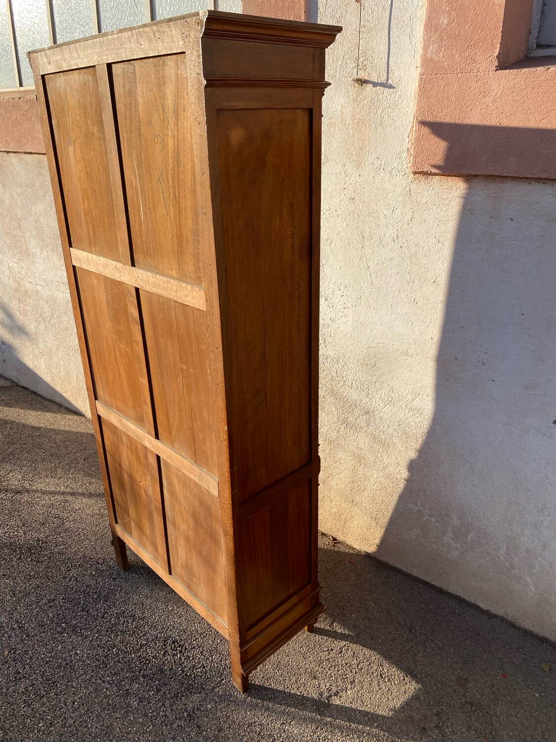 Display case: 2-door bookcase