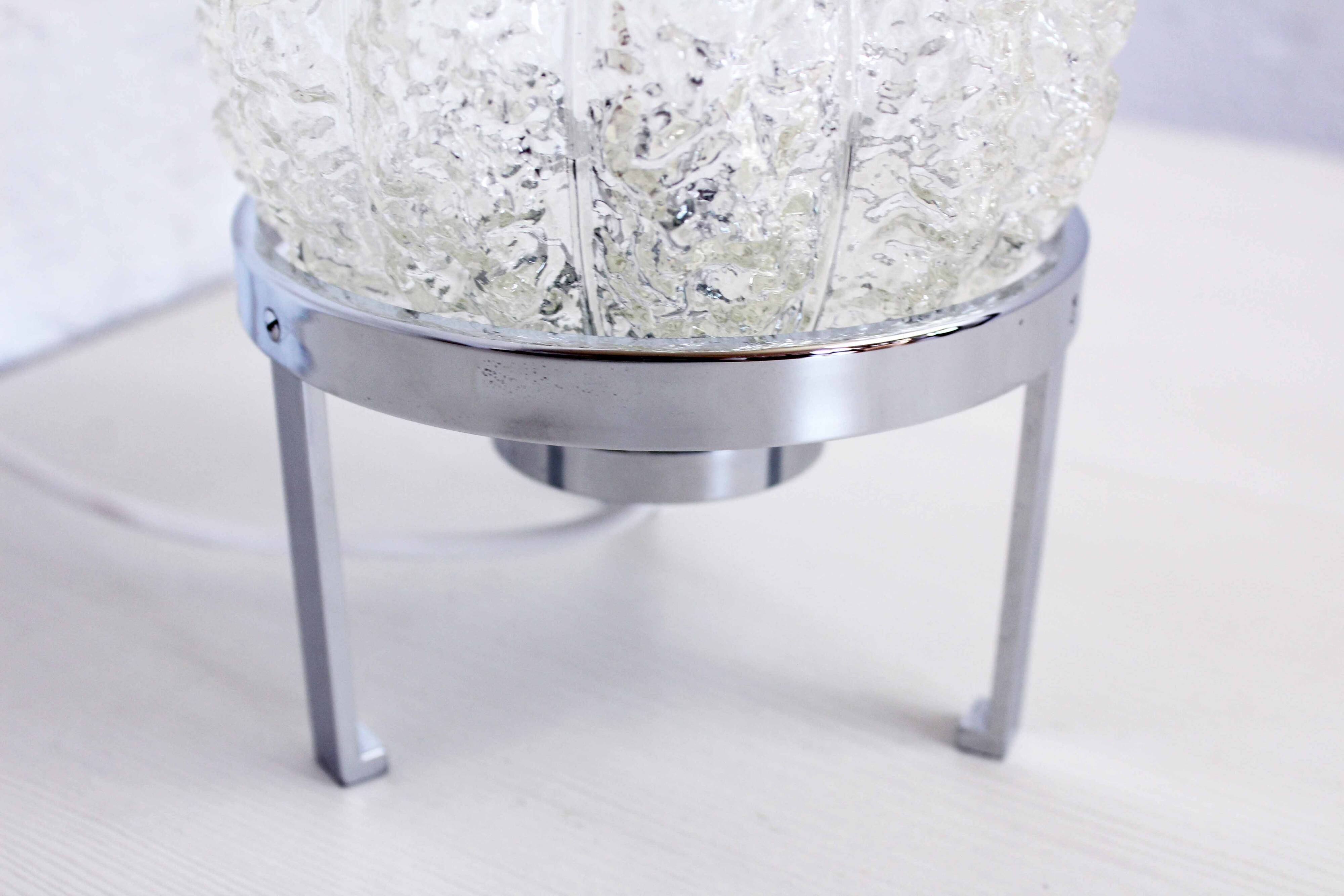 Lampe à poser en verre sur socle argenté