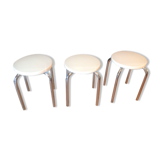 Suite of three white lacquered wooden stools and chrome / vintage 70s-80s legs